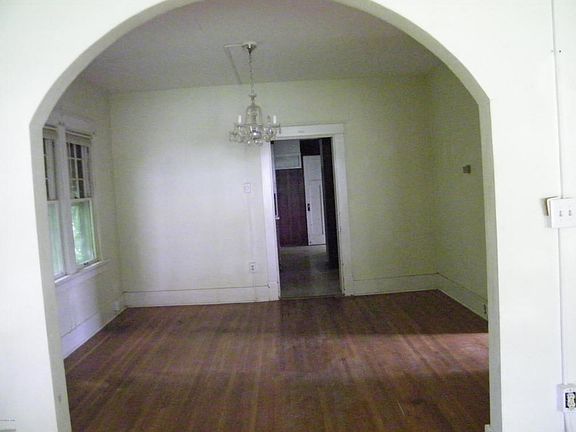 3rd image of 305 Palo Pinto Ln