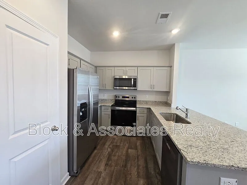 3 bed, 2.5 bath, 1418 sqft, $1,825 — Photo 4