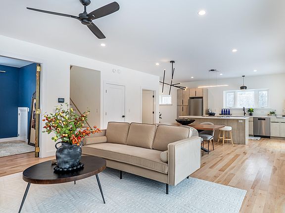 3rd image of 9 Windward Ridge