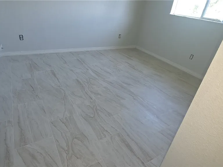 1144 Essex St E — Photo 5