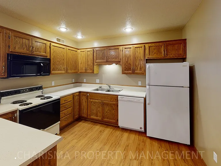 Teakwood Apartments — Photo 9