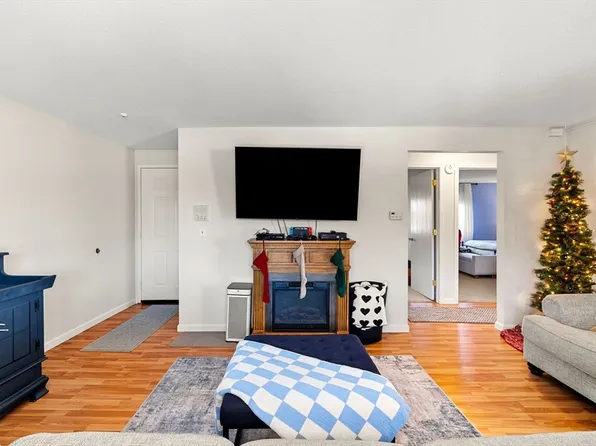 2300 Skyline Dr Unit 3, Lowell, MA 01854