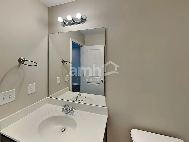 913 Beverly Ct — Photo 16