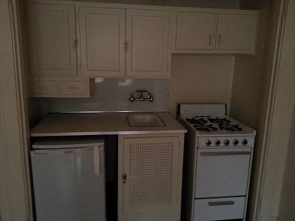 4th image of 451 Ludlow Ave
