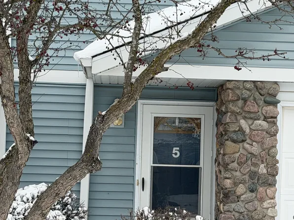 242 Timblin Dr APT 5, Kewaskum, WI 53040