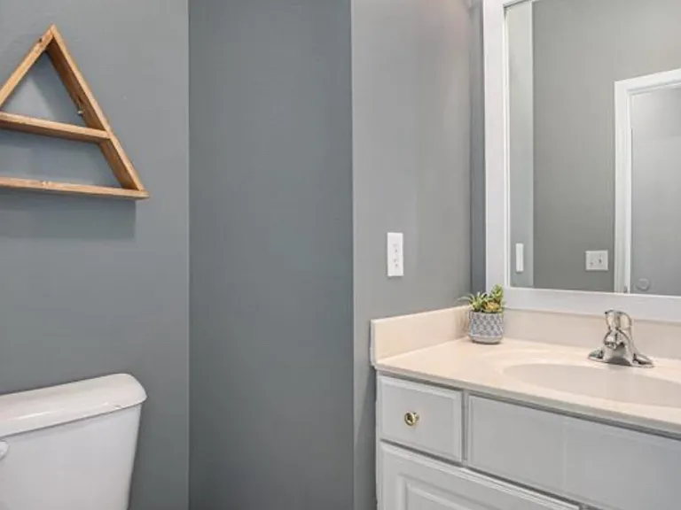 1104 Valleyview Dr — Photo 4