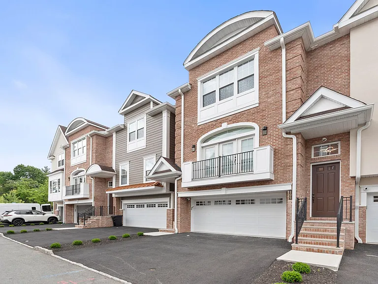 105 Brandon Ct — Photo 3