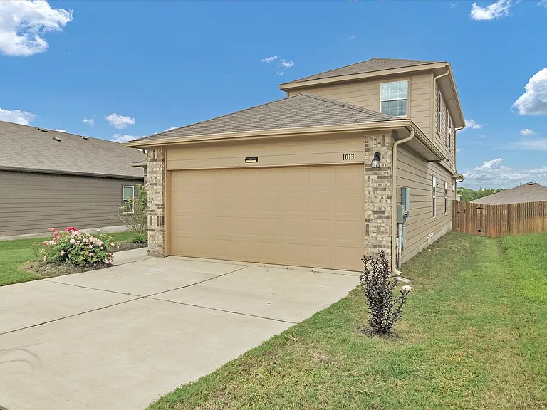 1013 Gaelic Dr — Photo 2