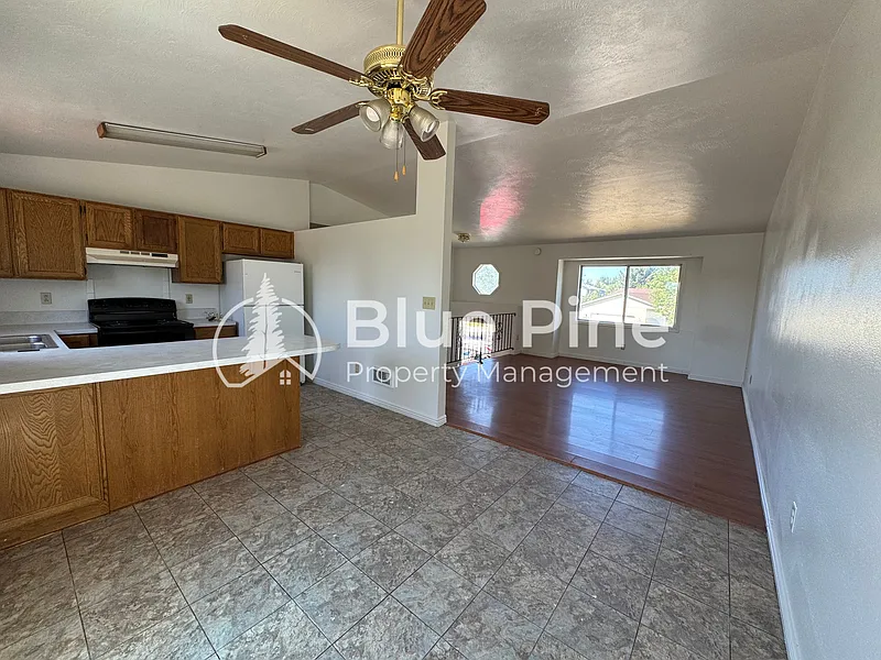 4 bed, 2.0 bath, 1540 sqft, $1,800 — Photo 3