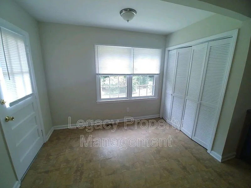 3 bed, 1.0 bath, 1200 sqft, $1,400 — Photo 1