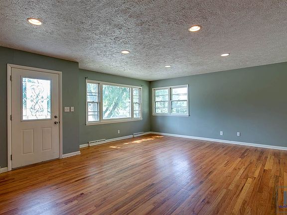 3rd image of 121 S Bunker Hill Dr