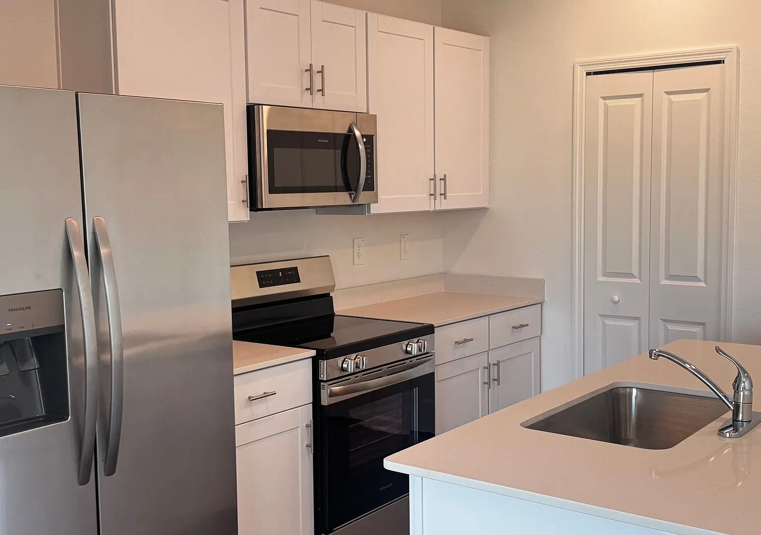 Brand New Modern Townhome in Marion Ranch Move-in Ready! Internet, Trash & Lawn Care Included! — Photo 4