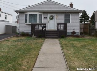 14 Farragut Ave, Lindenhurst, NY 11757