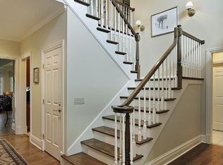 370 Edgefield Ln, Lake Forest, IL 60045