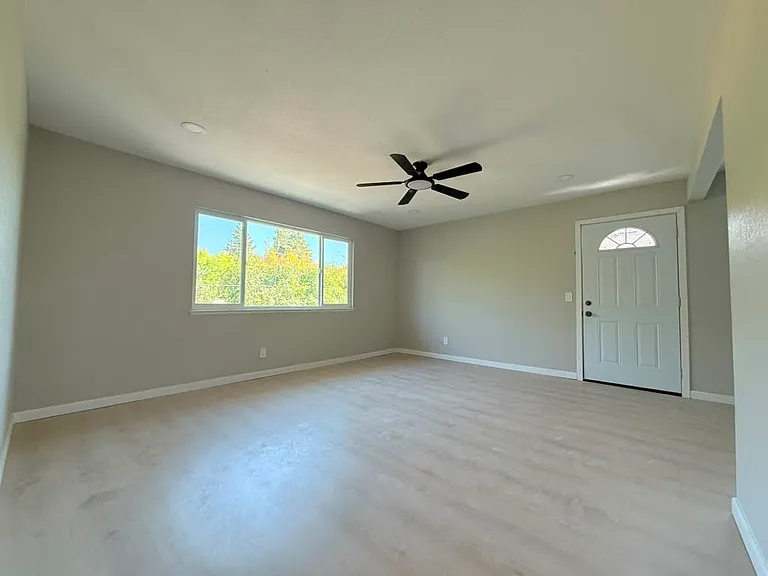 503 Hawthorn Ave #4 — Photo 3