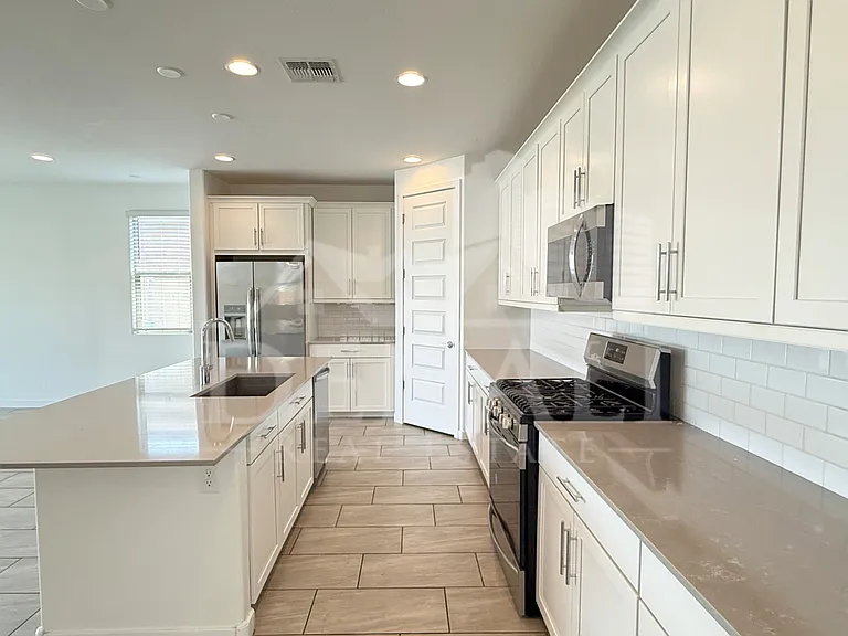 1636 W Estes Way — Photo 9