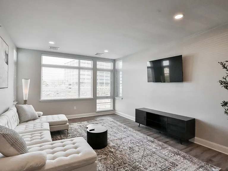 The Reserve on Hackett Apartments — Photo 17