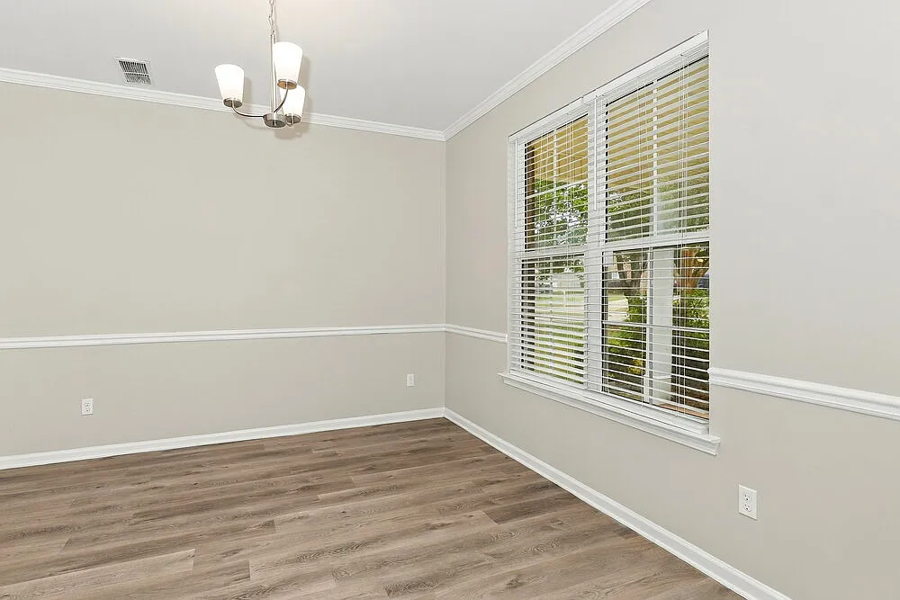 4 bed, 2.5 bath, 2403 sqft, $2,200 — Photo 4
