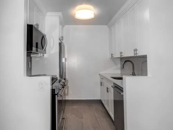 101 West 55th Street image 3 of 15