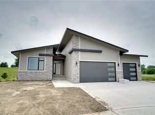 7602 NW 95th Ct, Johnston, IA 50131