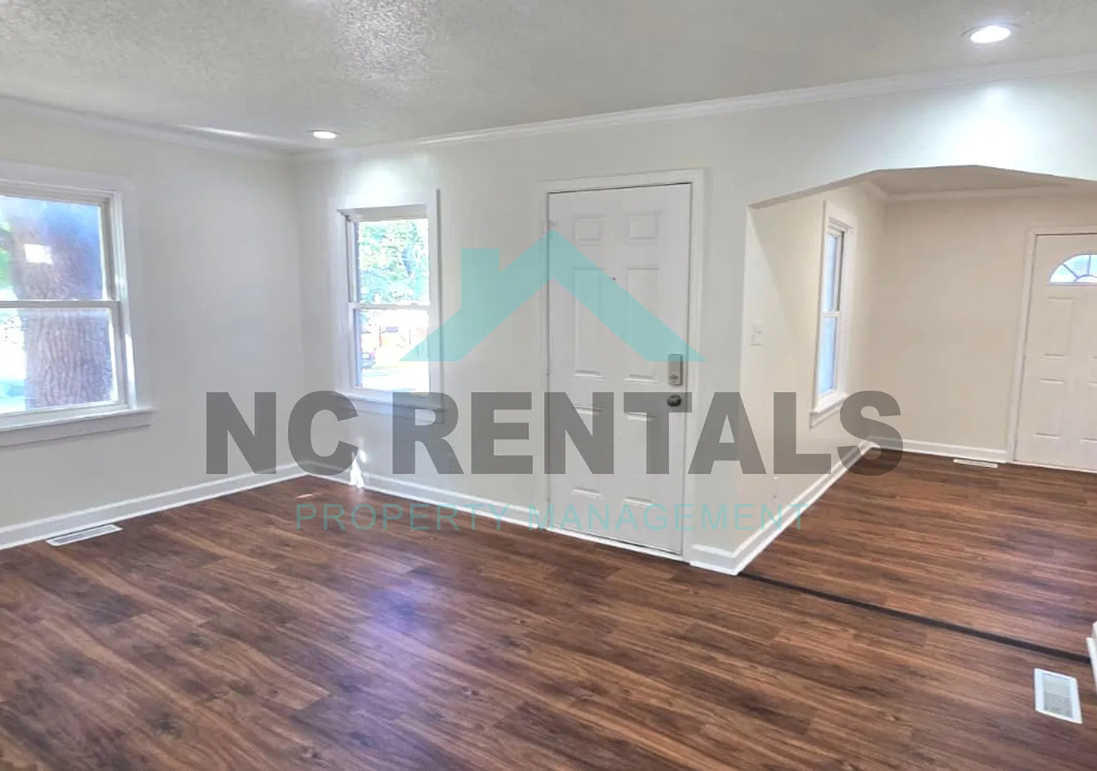 Charming $1,300 3 Bed/1.0 Bath Home in Burlington w/ Cozy Layout & Large Yard! — Photo 2
