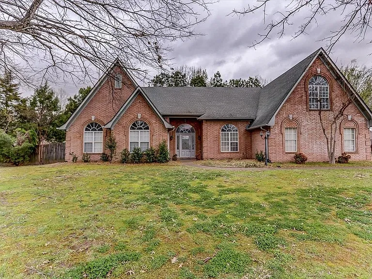 160 Cottonwood Dr — Photo 1