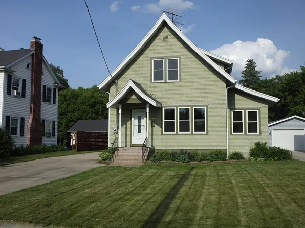 520 10th St N, Moorhead, MN 56560