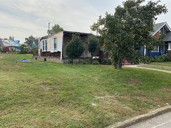 3rd image of 1812 Holly St
