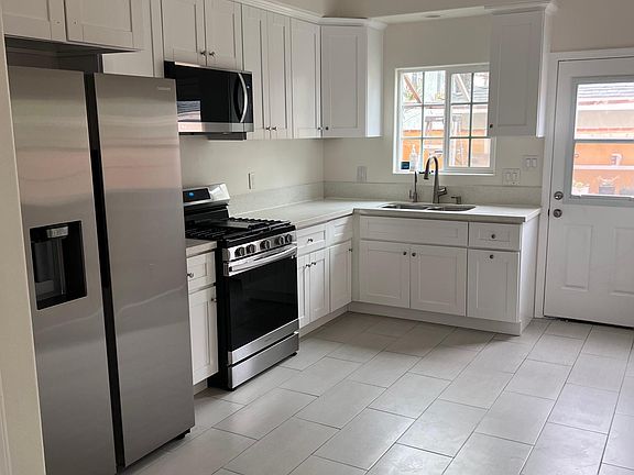 3rd image of 3050 Comstock St