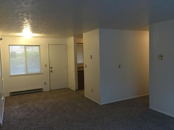 3rd image of 921 SE Klemgard St APT B3