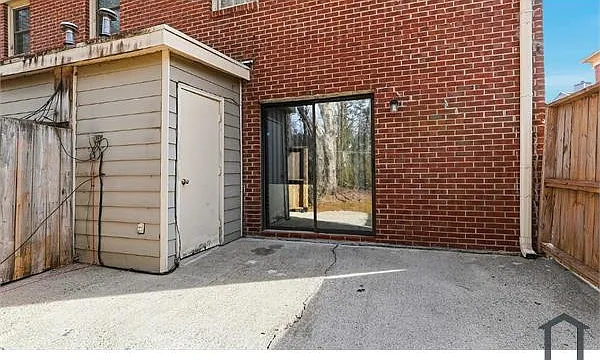 136 Sterling Ct — Photo 16