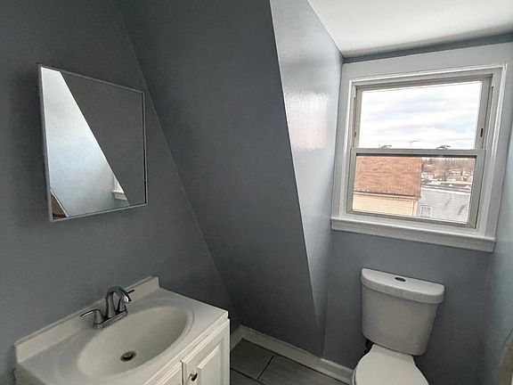 3rd image of 146 Myrtle Ave Floor 1
