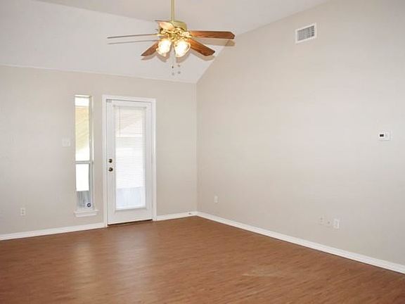 3rd image of 752 Stribling Cir