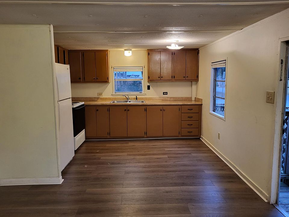 1st image of 621 Phyllis St #621