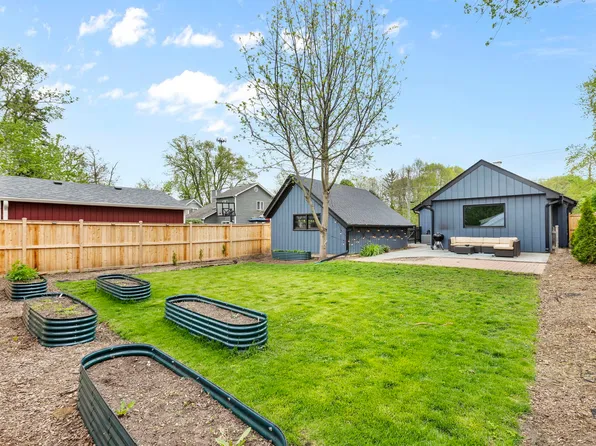 228 Raymond Ave, Barrington, IL 60010