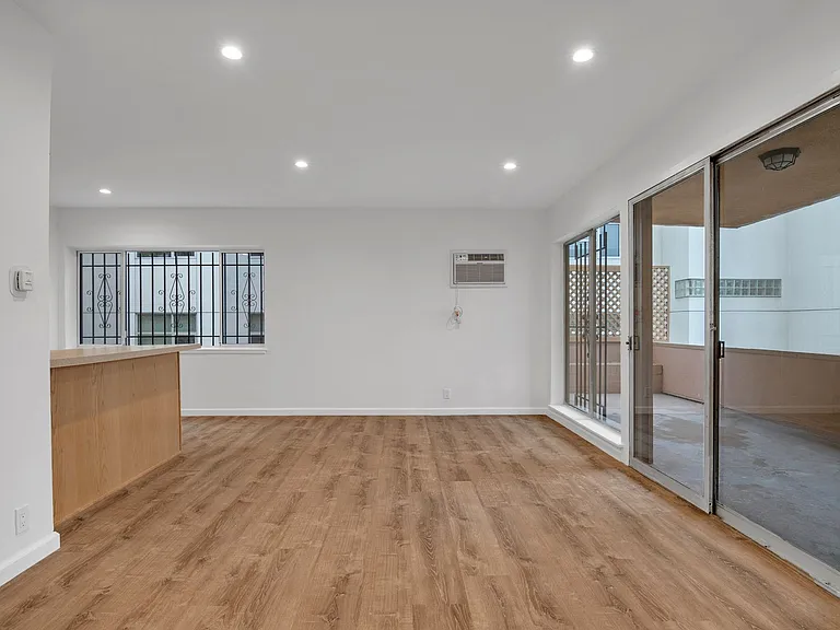 542 Glenrock Ave — Photo 12