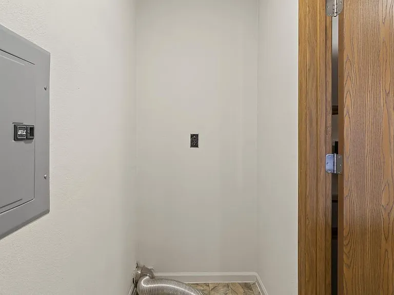2213 Rockwood Dr — Photo 29