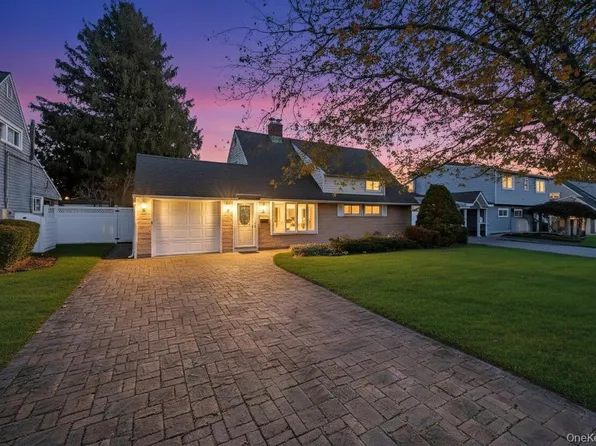 51 Fireplace Lane, Hicksville, NY 11801