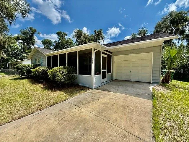 3 bed, 2.0 bath, 1095 sqft, $2,100 — Photo 2