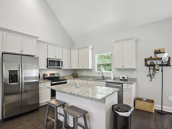 3rd image of 122 Deerwood Ct