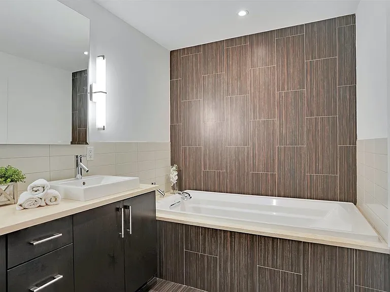 100 Thompson Ln #4D — Photo 19