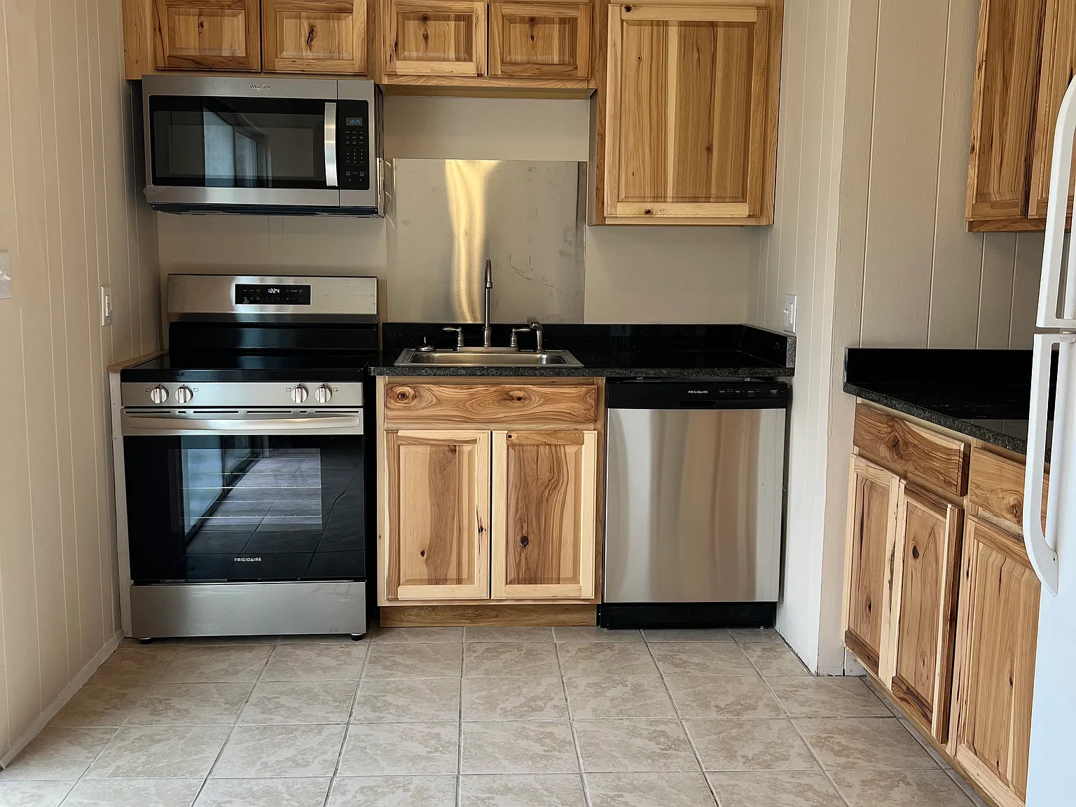 1415 Woodlawn Dr — Photo 3