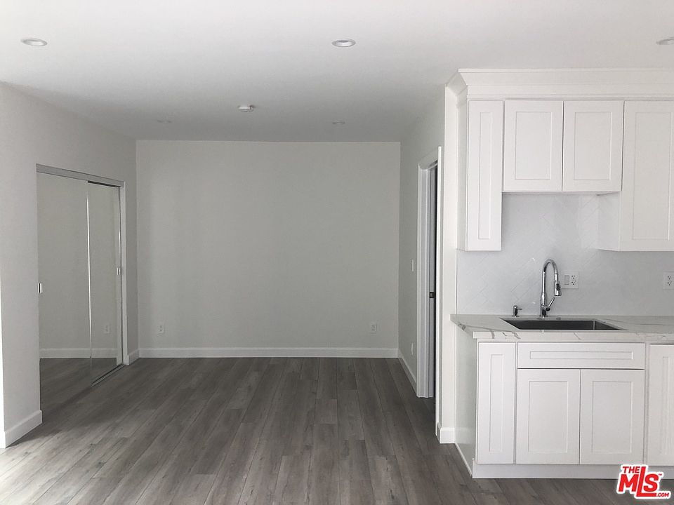2nd image of 5824 Vanalden Ave
