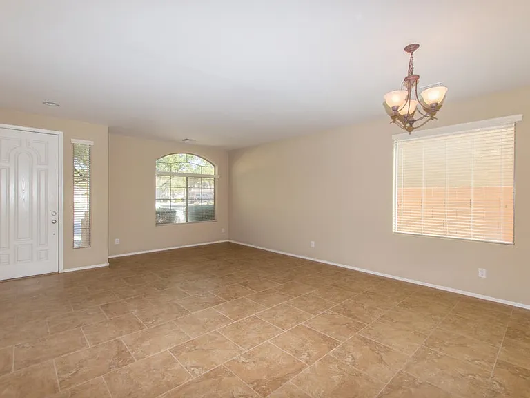 44023 W Bailey Dr — Photo 2