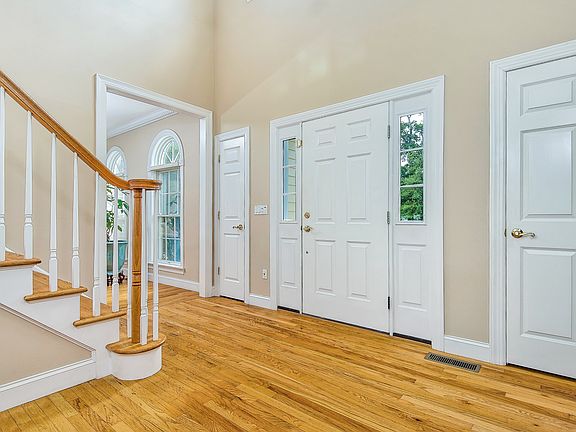 3rd image of 2 Forest Lake Dr