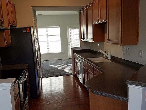 5th image of 912 Dominion Townes Ct
