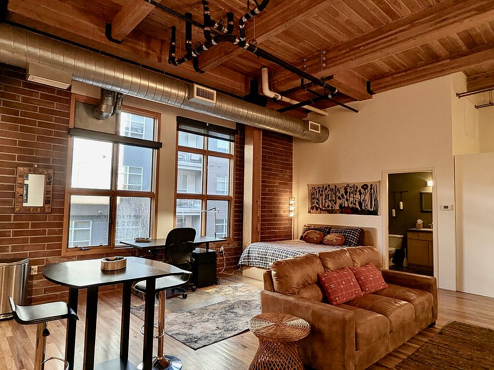 Very comfortable and spacious studio with rugs, wall hangings/paintings. Wood floors and ceilings give a warm and welcoming feel. Exposed brick wall and pipes provides a contemporary look.