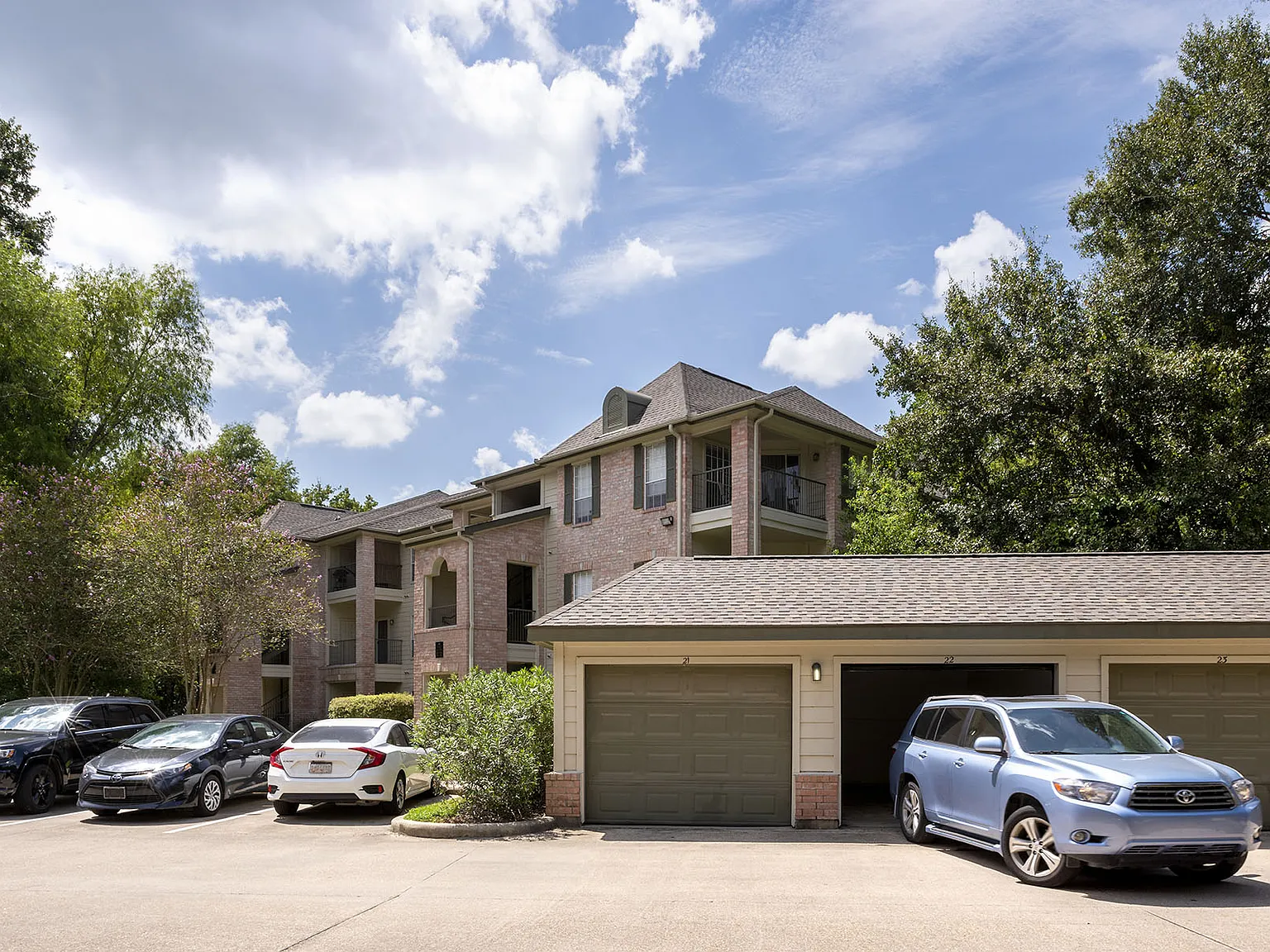 Mansions in the Park — Photo 4