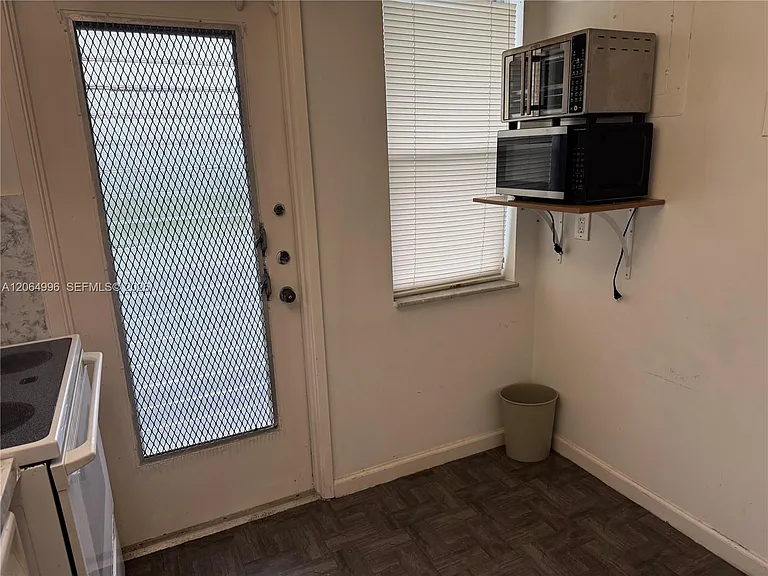 950 Hillcrest Dr #411 — Photo 3
