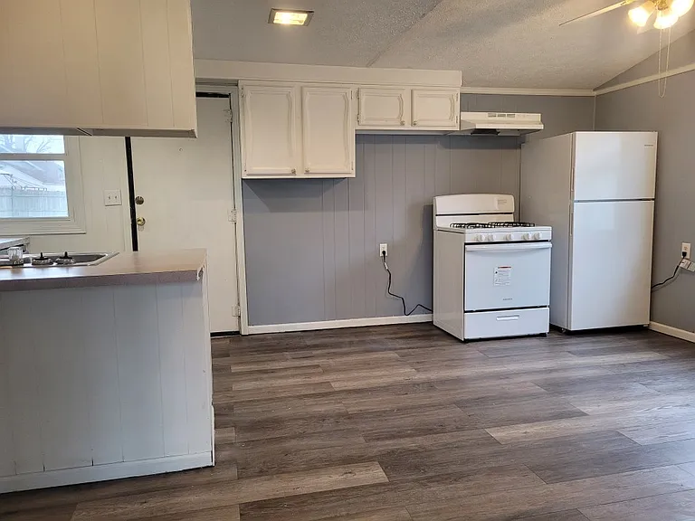 2112 W 10th St — Photo 3